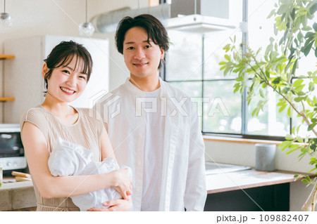 赤ちゃんと若い日本人夫婦・幸せな結婚生活・新婚 赤ちゃんと若い日本人夫婦・幸せな結婚生活・新婚 109882407