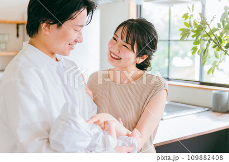 赤ちゃんと若い日本人夫婦・幸せな結婚生活・新婚(産褥期) 赤ちゃんと若い日本人夫婦・幸せな結婚生活・新婚(産褥期) 109882408
