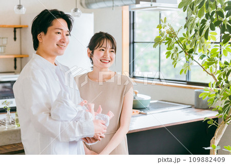 赤ちゃんと若い日本人夫婦・幸せな結婚生活・新婚 109882409