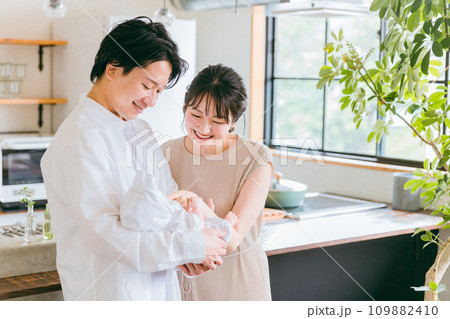 赤ちゃんと若い日本人夫婦・幸せな結婚生活・新婚（産褥期） 109882410