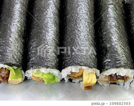 日本伝統の行事　恵方巻で巻き寿司丸かぶり 109882503