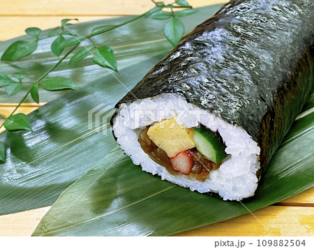 日本伝統の行事　恵方巻で巻き寿司丸かぶり 109882504