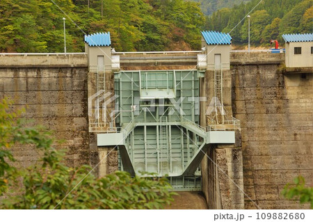 高坂ダムのラジアルゲート 109882680