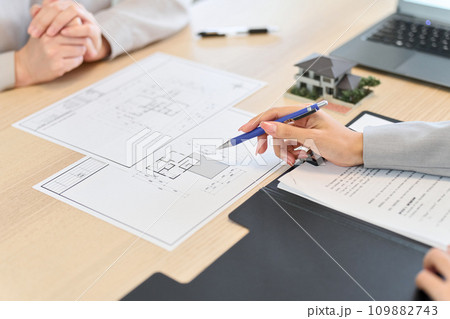 不動産の案内をする女性営業 109882743