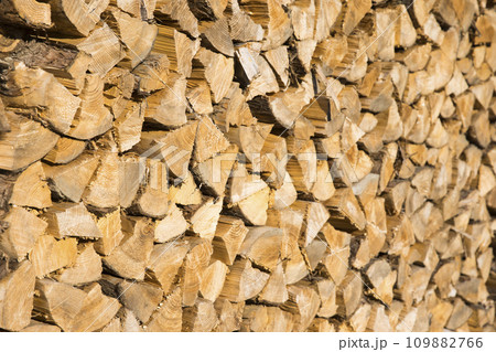 積み上げられた薪イメージ 積み上げられた薪イメージ 109882766
