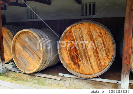 『二夏二冬』天然熟成が美味の秘密… 徳川家康公の生誕地の赤味噌【八丁味噌】熟成中の仕込み桶 『二夏二冬』天然熟成が美味の秘密… 徳川家康公の生誕地の赤味噌【八丁味噌】熟成中の仕込み桶 109882835