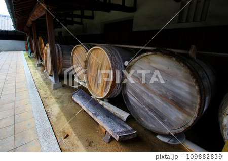 『二夏二冬』天然熟成が美味の秘密… 徳川家康公の生誕地の赤味噌【八丁味噌】熟成中の仕込み桶 109882839