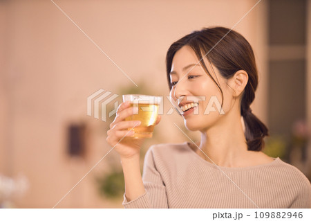 ビールを飲みながら夕食をとるビジネスウーマンのナイトルーティーン ビールを飲みながら夕食をとるビジネスウーマンのナイトルーティーン 109882946