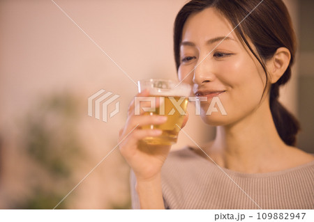 ビールを飲みながら夕食をとるビジネスウーマンのナイトルーティーン ビールを飲みながら夕食をとるビジネスウーマンのナイトルーティーン 109882947