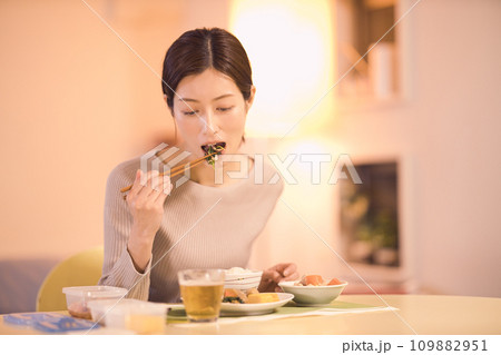 作り置きのお料理で夕食をとるビジネスウーマンのナイトルーティーン 作り置きのお料理で夕食をとるビジネスウーマンのナイトルーティーン 109882951