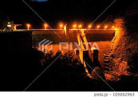 ライトアップされた夜の胎内川ダム堤体 109882963