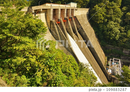 三面ダムの堤体と放水 三面ダムの堤体と放水 109883287
