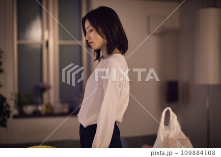 食材をテーブルに置くビジネスウーマン のナイトルーティーン 食材をテーブルに置くビジネスウーマン のナイトルーティーン 109884108