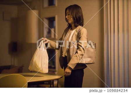 帰宅後食材をテーブルに置くビジネスウーマン のナイトルーティーン 帰宅後食材をテーブルに置くビジネスウーマン のナイトルーティーン 109884234