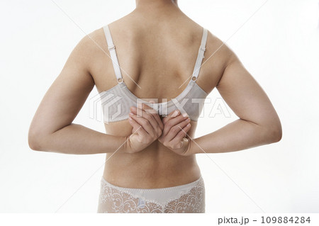 下着を着用した女性 109884284