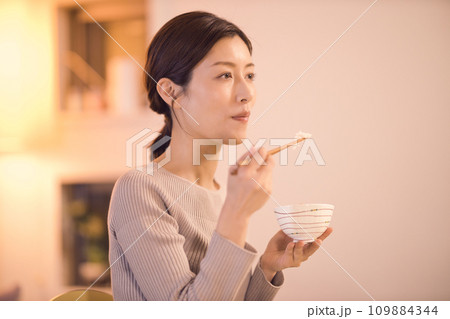 作り置きのお料理で夕食をとるビジネスウーマンのナイトルーティーン 作り置きのお料理で夕食をとるビジネスウーマンのナイトルーティーン 109884344