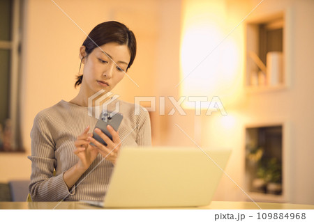持ち帰り残業を深夜までするビジネスウーマンのナイトルーティーン 109884968