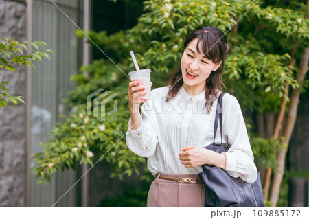 スムージー・シェイク・プロテイン・酵素を飲むアジア人ビジネスウーマン(休憩・お昼休み・ランチ) スムージー・シェイク・プロテイン・酵素を飲むアジア人ビジネスウーマン(休憩・お昼休み・ランチ) 109885172