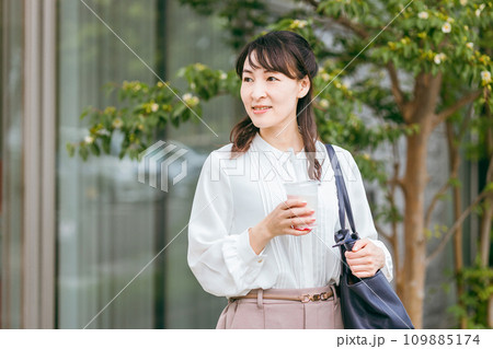 スムージー・シェイク・プロテイン・酵素を飲むアジア人ビジネスウーマン(休憩・お昼休み・ランチ) スムージー・シェイク・プロテイン・酵素を飲むアジア人ビジネスウーマン(休憩・お昼休み・ランチ) 109885174