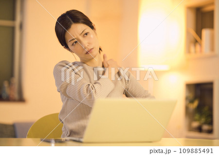 持ち帰り残業を深夜までするビジネスウーマンのナイトルーティーン 109885491