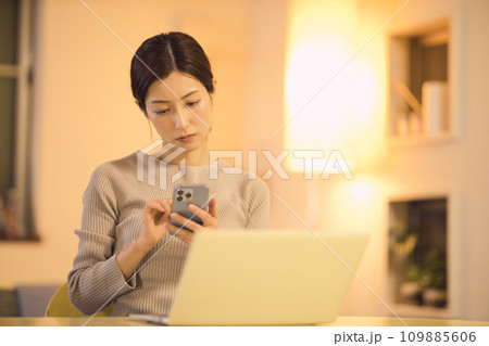 持ち帰り残業を深夜までするビジネスウーマンのナイトルーティーン 109885606