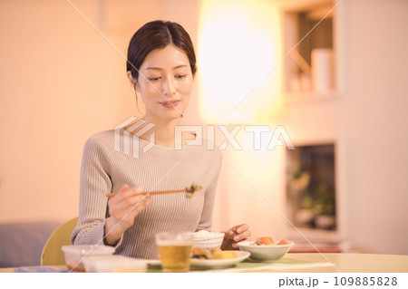 作り置きのお料理で夕食をとるビジネスウーマンのナイトルーティーン 109885828