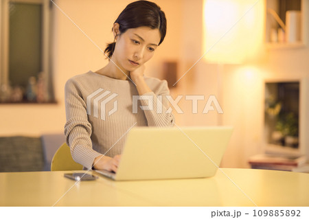 持ち帰り残業を深夜までするビジネスウーマンのナイトルーティーン 持ち帰り残業を深夜までするビジネスウーマンのナイトルーティーン 109885892