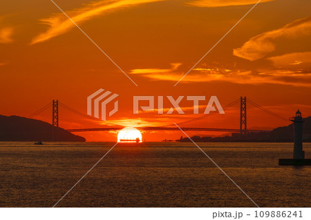 明石海峡大橋に沈む夕日　神戸市中央区ポートアイランドにて 109886241