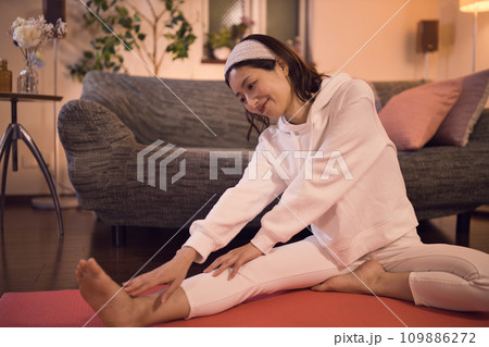 リラックスしてストレッチをする女性　ナイトルーティーン 109886272