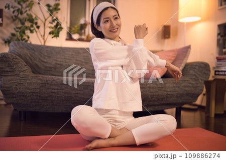 リラックスしてストレッチをする女性　ナイトルーティーン 109886274