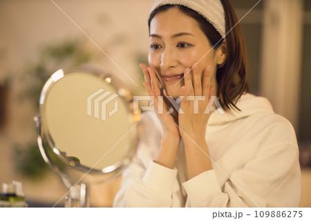 お風呂上がりにスキンケアをする女性 ナイトルーティーン お風呂上がりにスキンケアをする女性 ナイトルーティーン 109886275