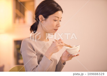 作り置きのお料理で夕食をとるビジネスウーマンのナイトルーティーン 109886329