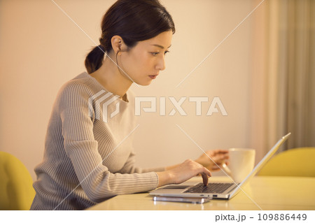 持ち帰り残業を深夜までするビジネスウーマンのナイトルーティーン 109886449