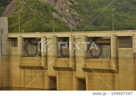 横川ダムの回転式スライドゲート 109887387