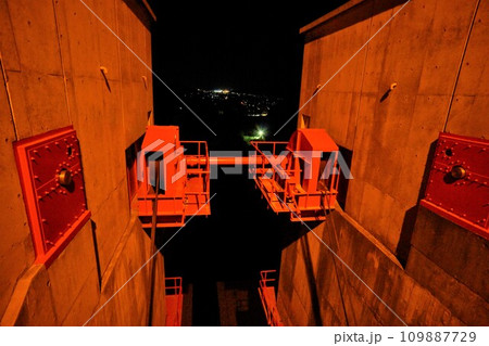 夜の滝ダムのゲート 109887729