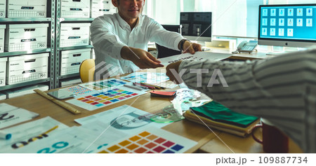 クリエイティブな職場で働く人々 109887734