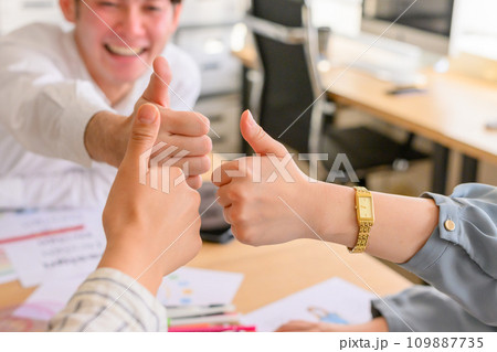 クリエイティブな職場で働く人々 109887735