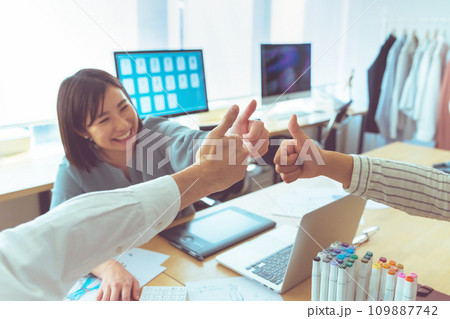 クリエイティブな職場で働く人々 クリエイティブな職場で働く人々 109887742