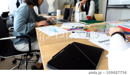 クリエイティブな職場で働く人々 クリエイティブな職場で働く人々 109887756