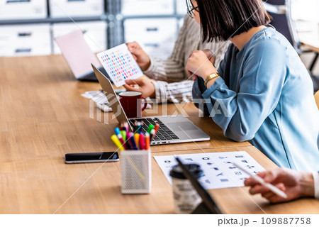 クリエイティブな職場で働く人々 109887758