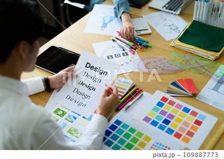 クリエイティブな職場で働く人々 クリエイティブな職場で働く人々 109887773