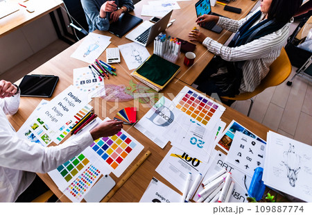 クリエイティブな職場で働く人々 109887774