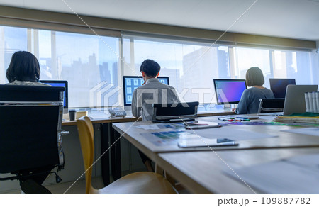 クリエイティブな職場で働く人々 109887782