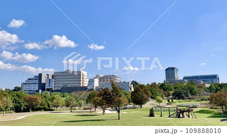 国立長寿医療研究センターとあいち健康プラザの景色〈あいち健康の森公園(さんさん広場)/愛知県大府市〉 国立長寿医療研究センターとあいち健康プラザの景色〈あいち健康の森公園(さんさん広場)/愛知県大府市〉 109888010