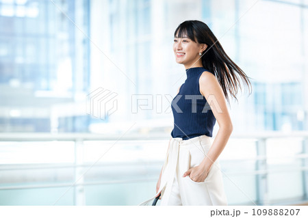 颯爽と歩く女性 109888207