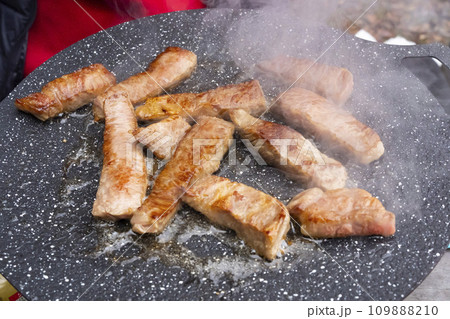 マルチグリドルで調理する焼肉ステーキ マルチグリドルで調理する焼肉ステーキ 109888210