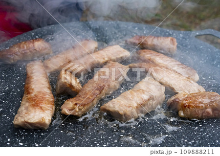 マルチグリドルで調理する焼肉ステーキ マルチグリドルで調理する焼肉ステーキ 109888211