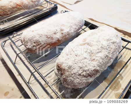 パン教室でシュトーレン作り 109888269