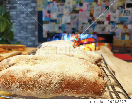 パン教室でシュトーレン作り 109888274