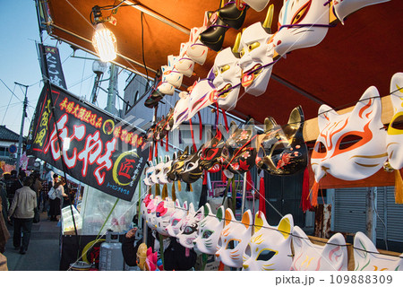 お祭りなどのイベントの時にだけ出店される、様々な食べ物やおもちゃの屋台 お祭りなどのイベントの時にだけ出店される、様々な食べ物やおもちゃの屋台 109888309